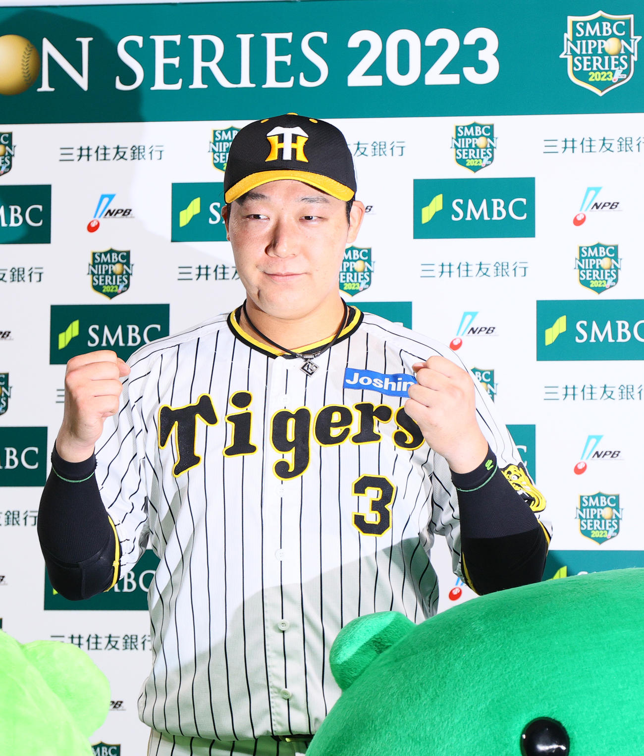 阪神対オリックス　ヒーローインタビュー後、笑顔で記念撮影する阪神大山（撮影・上山淳一）