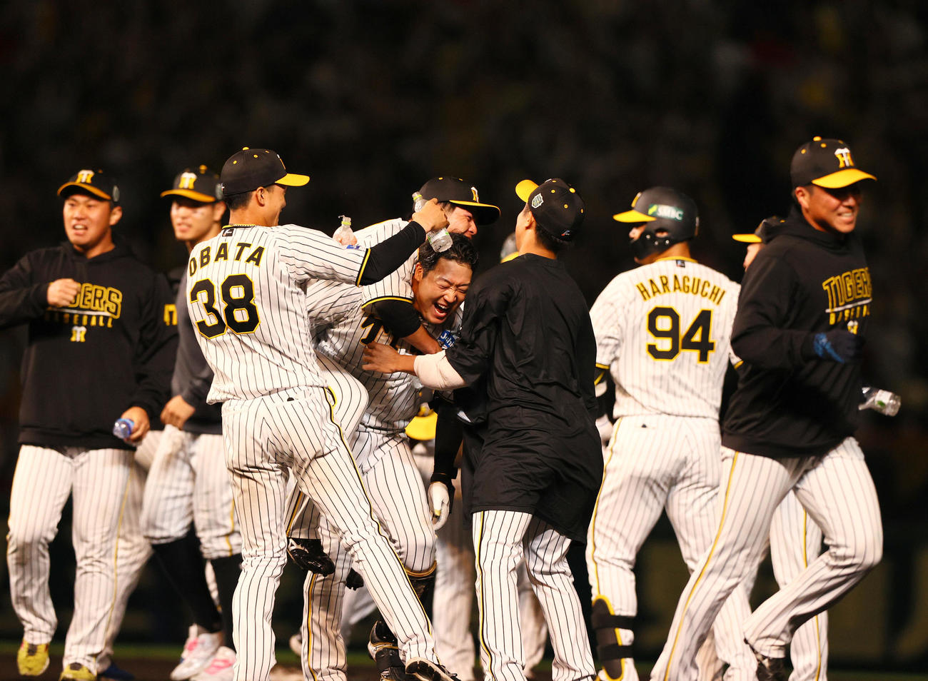 阪神対オリックス　9回裏阪神1死満塁、大山（中央）のサヨナラ左前適時打で勝利し、歓喜する阪神ナイン（撮影・上山淳一）
