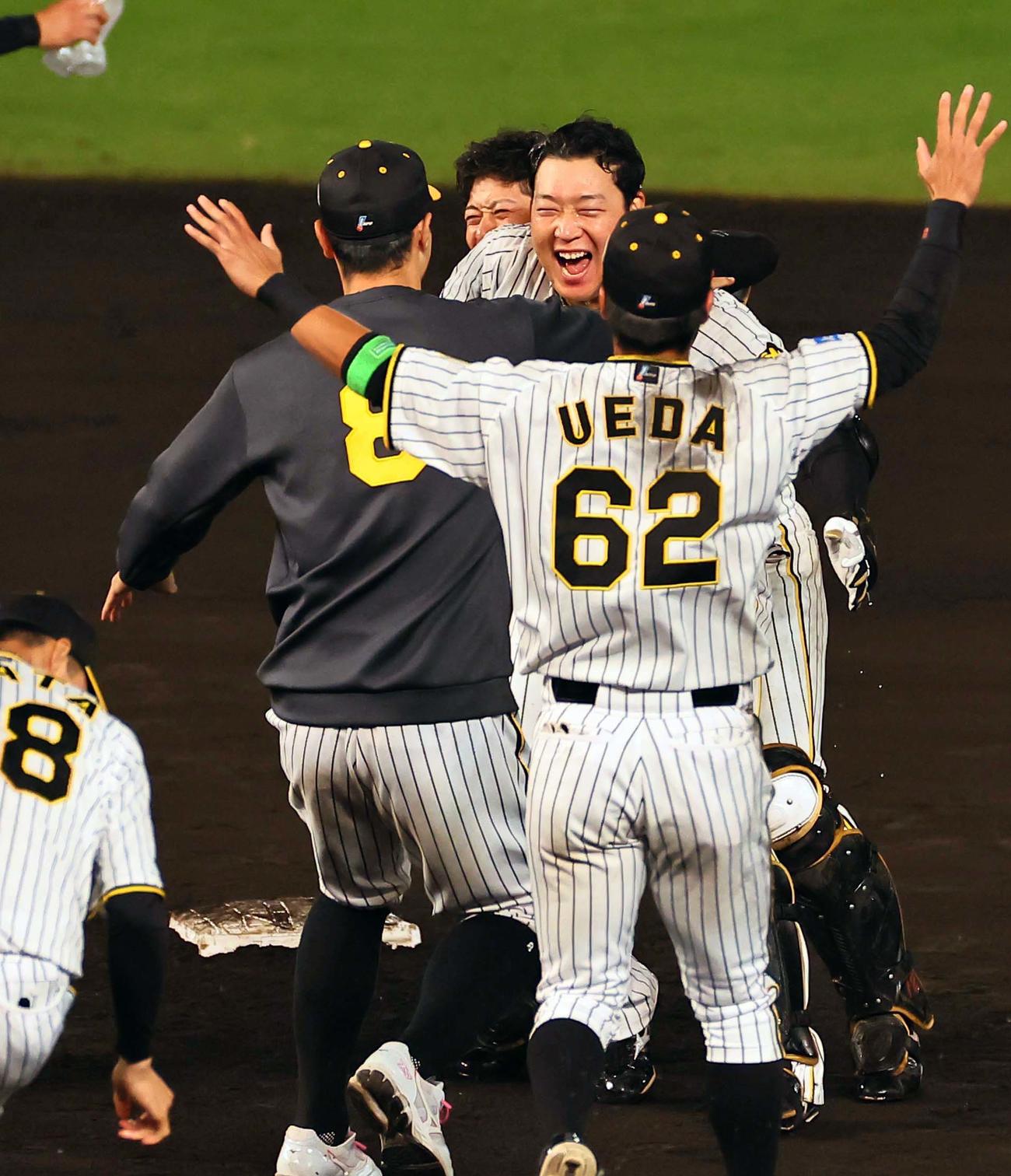 日本シリーズ第4戦　阪神対オリックス　9回裏阪神1死満塁、サヨナラ安打を放った大山（右から2人目）は駆けよる佐藤輝に笑顔を見せる（撮影・上田博志）