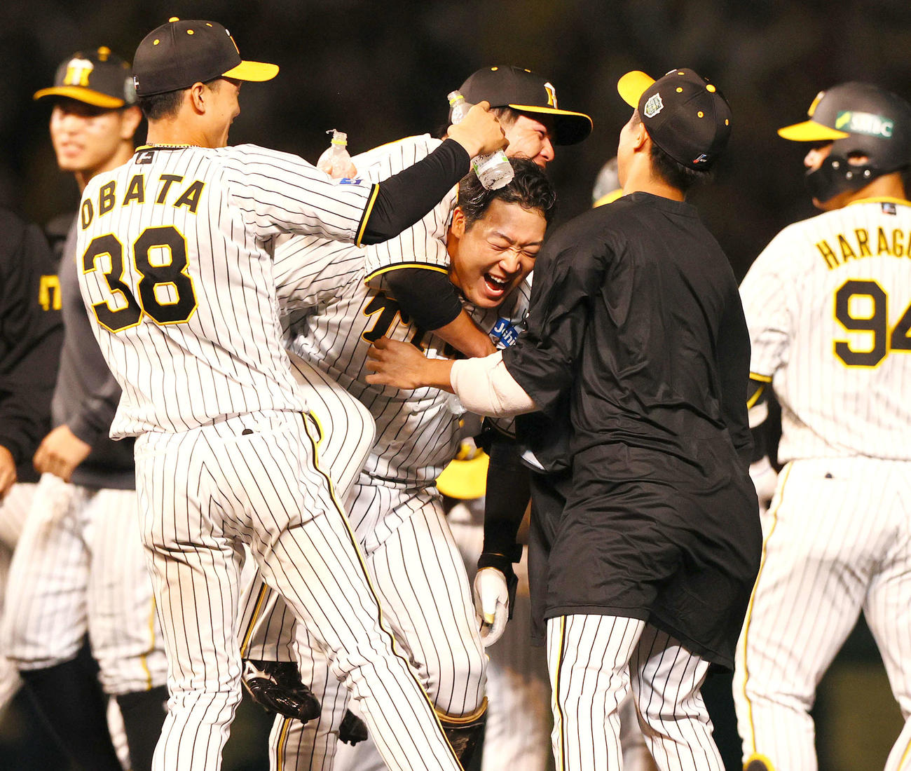 阪神対オリックス　9回裏阪神1死満塁、大山（中央）のサヨナラ左前適時打で勝利し、歓喜する阪神ナイン（撮影・上山淳一）