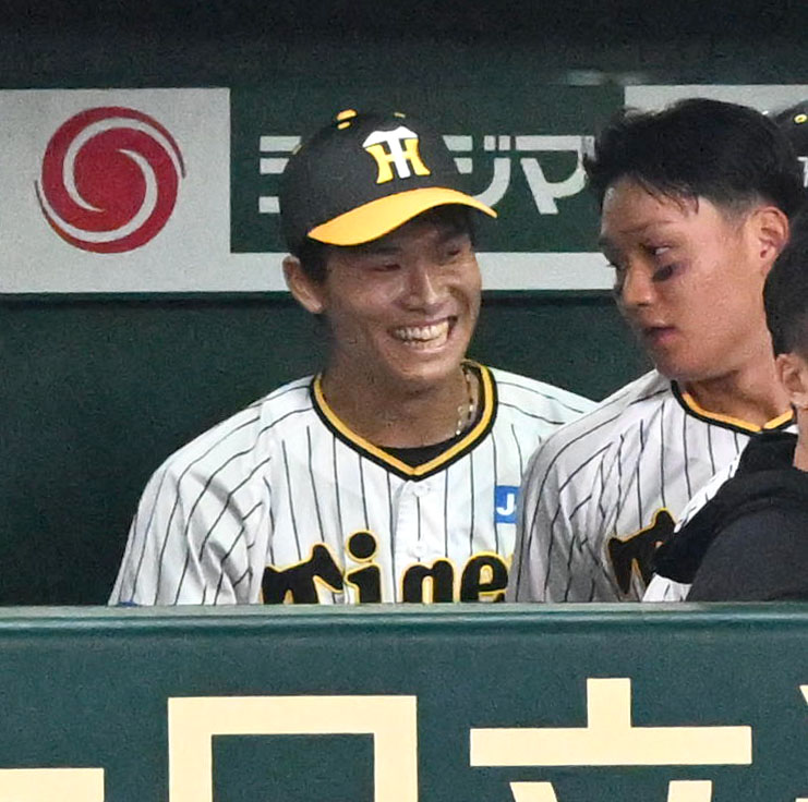 阪神対オリックス　8回表を終え笑顔を見せる湯浅（撮影・石井愛子）