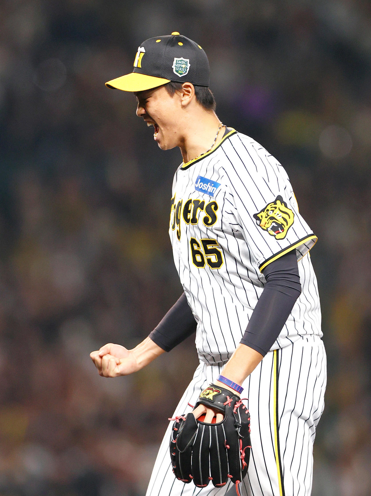 阪神対オリックス　8回表オリックス2死一、三塁、湯浅は中川圭を二飛に仕留めガッツポーズする（撮影・上山淳一）