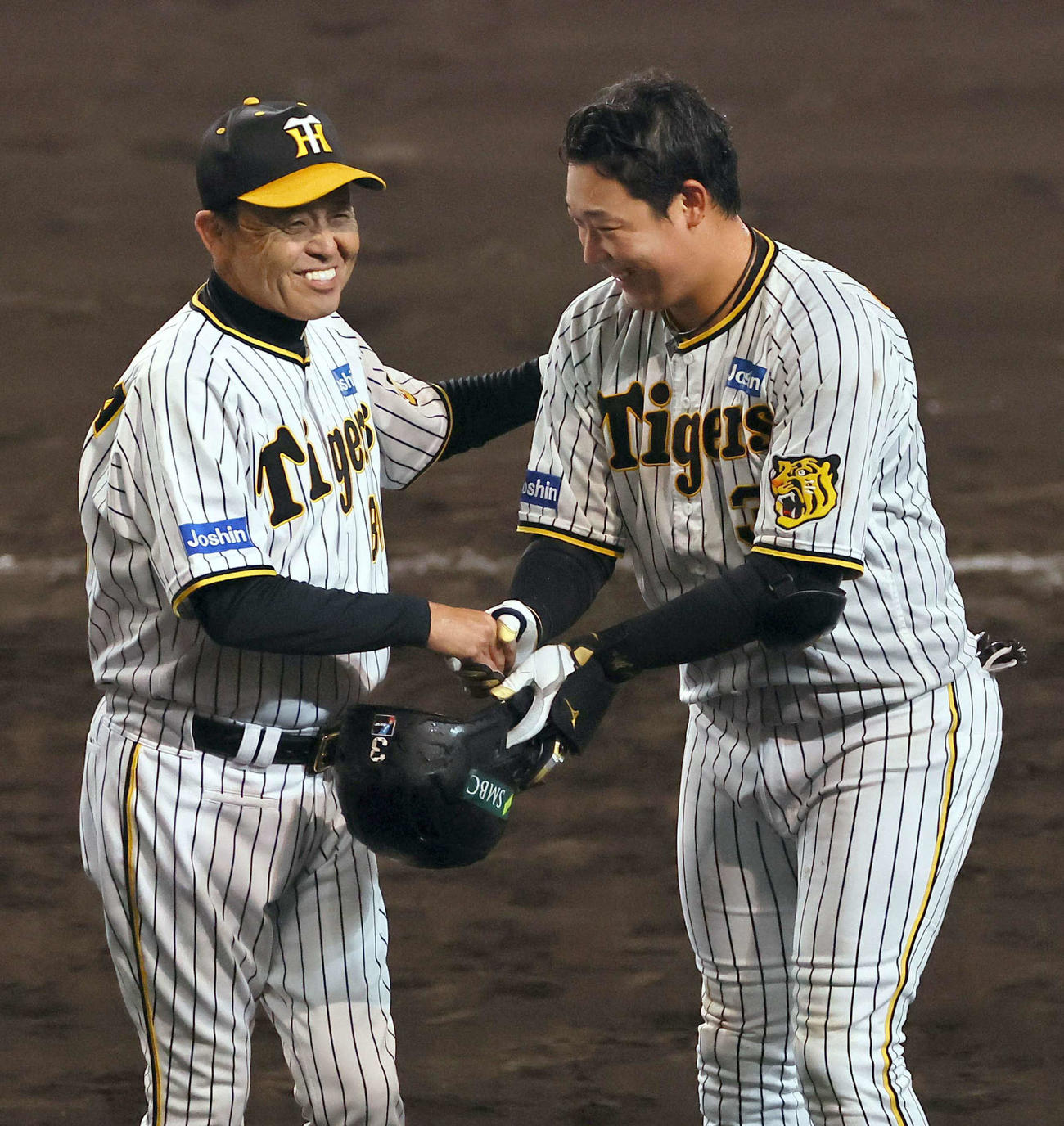 阪神対オリックス　サヨナラ適時打を放った大山（右）は岡田監督と笑顔で握手を交わす（撮影・上田博志）