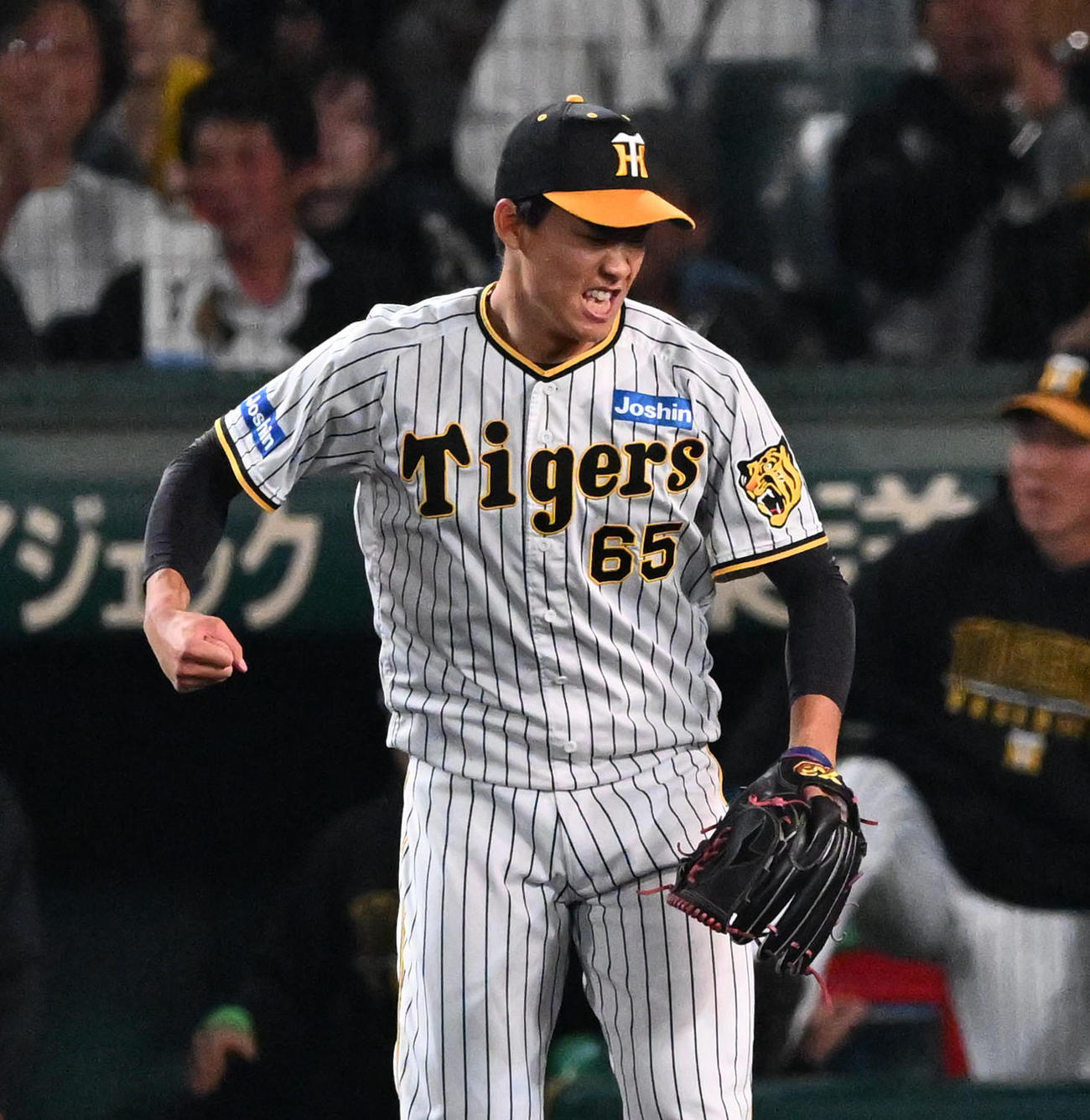 阪神対オリックス　8回表オリックス2死一、三塁、中川圭を二飛に抑えガッツポーズをする湯浅（撮影・石井愛子）