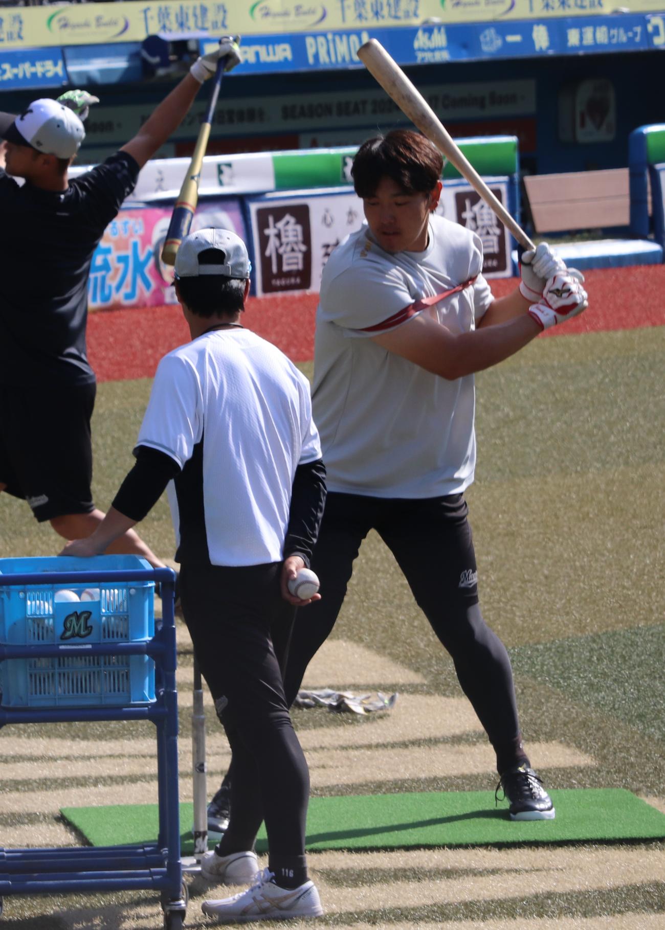 両脇をゴムで締めて置きティー打撃を行うロッテ安田（右）（撮影・古川真弥）