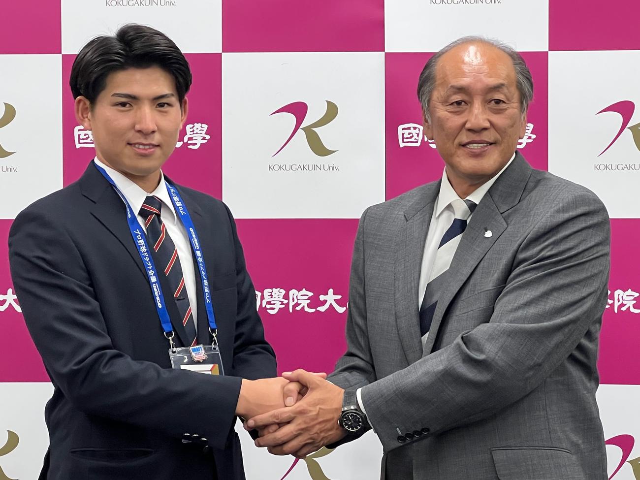 西武渡辺GM（右）からドラフト1位の指名あいさつを受けた国学院大・武内（撮影・金子真仁））