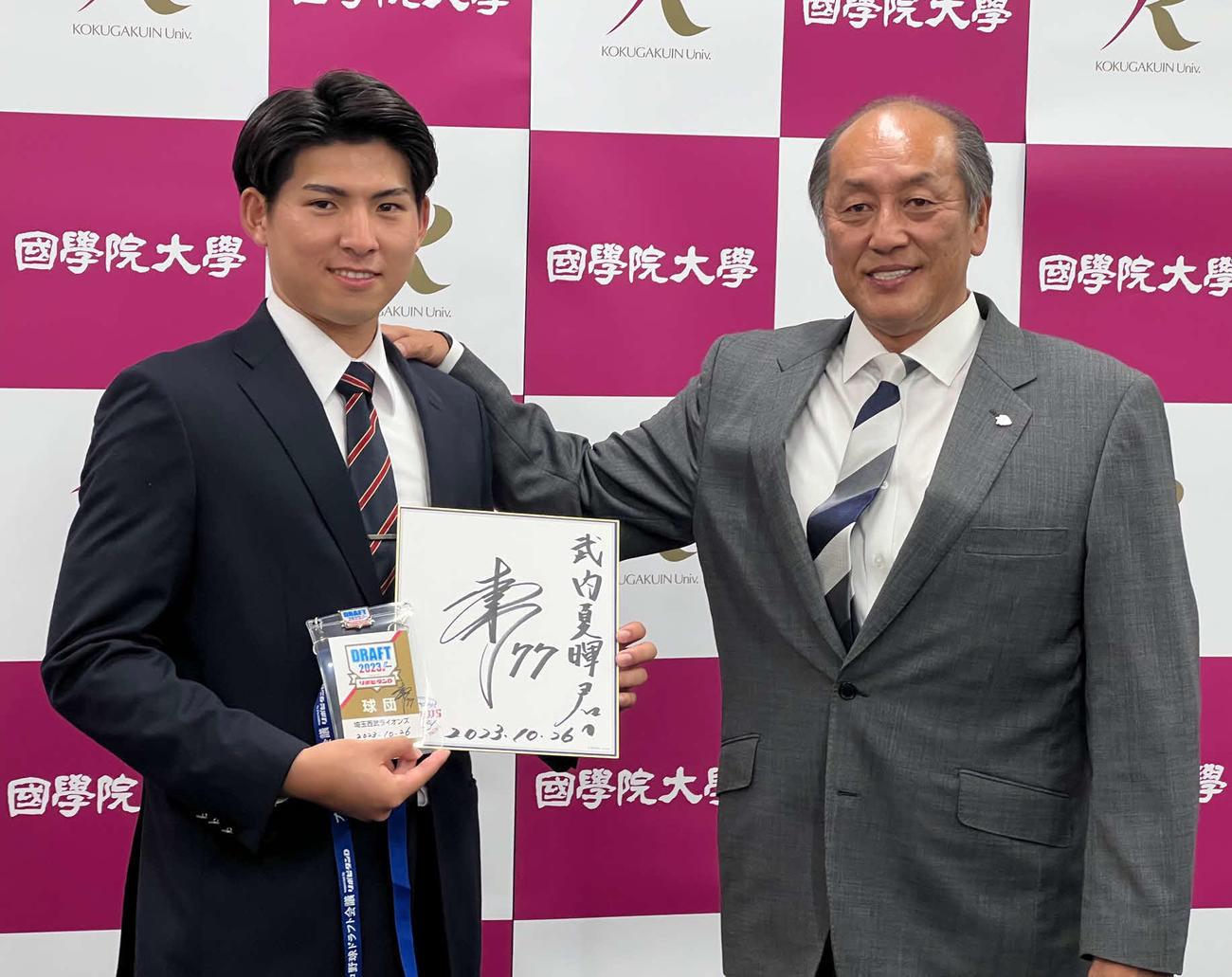 西武渡辺GM（右）からドラフト1位の指名あいさつを受けた国学院大・武内（撮影・金子真仁）
