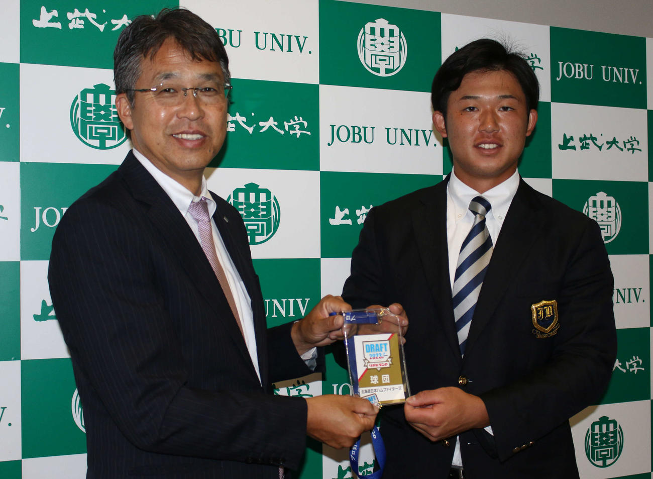 日本ハムから指名あいさつを受けたドラフト2位の上武大・進藤勇也捕手（左は大渕隆GM補佐兼スカウト部長）（撮影・木下大輔）