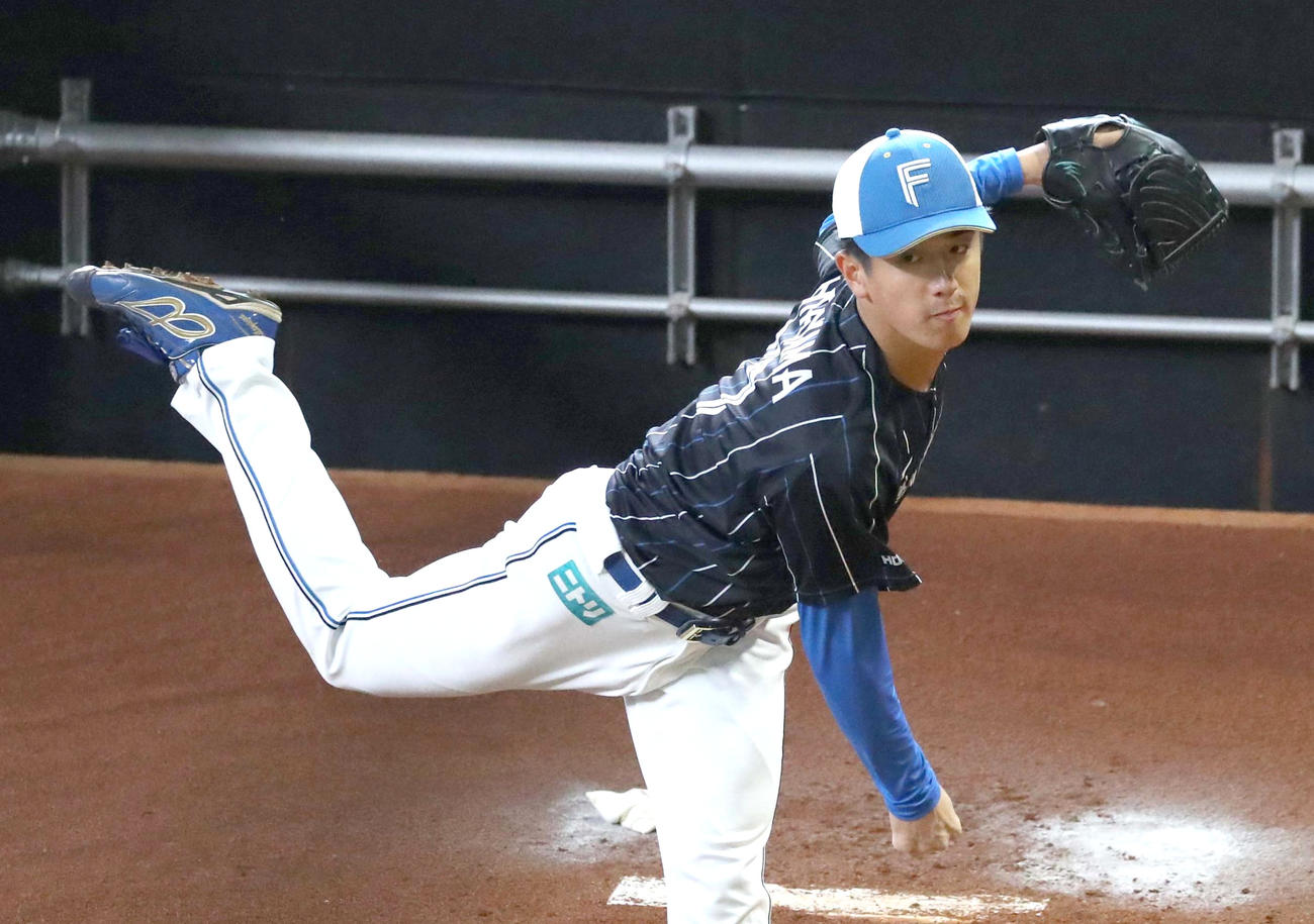 日本ハム秋季キャンプ　ブルペンで投球する北山（撮影・黒川智章）