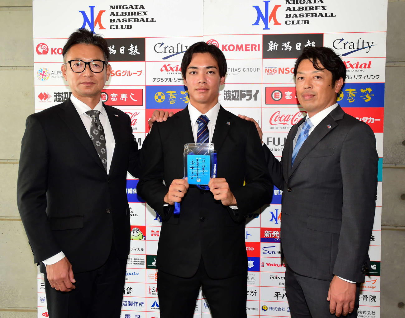 橿渕スカウトグループデスク（左）と丸山担当スカウト（右）から指名あいさつを受ける伊藤