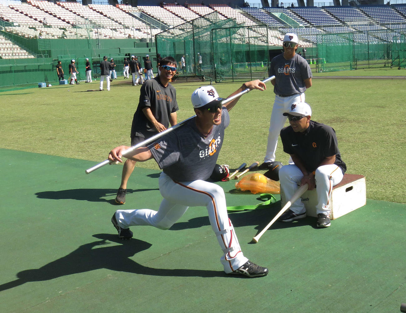 巨人秋広（手前左）を下半身トレーニングで追い込む阿部新監督（右）