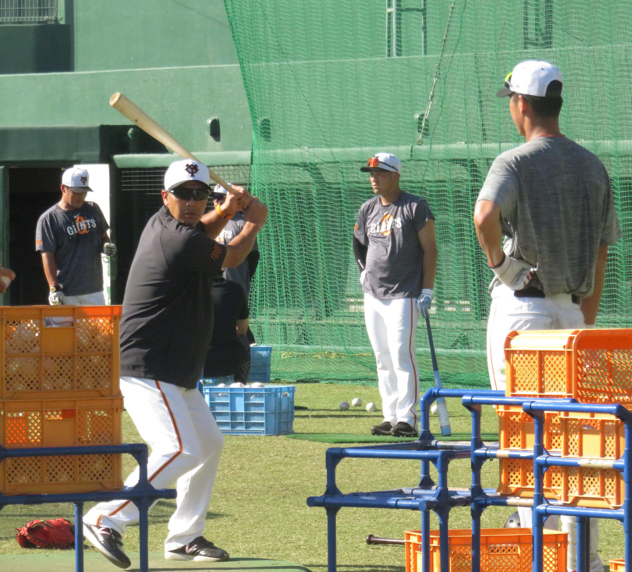 巨人秋広（右）に実演指導する阿部新監督（手前左）