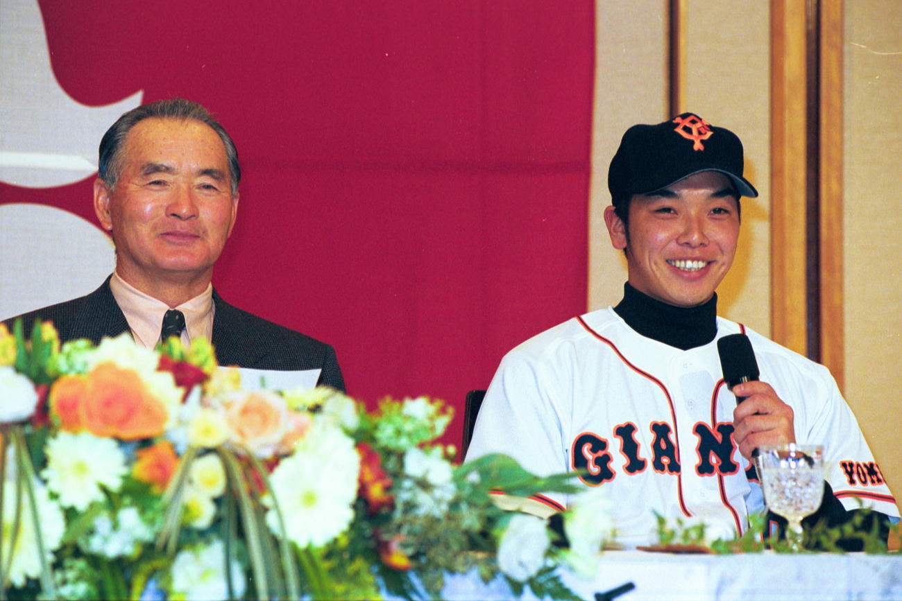 2000年12月、入団会見で長嶋茂雄監督と記者の質問に答える、中大から巨人新入団の阿部慎之助