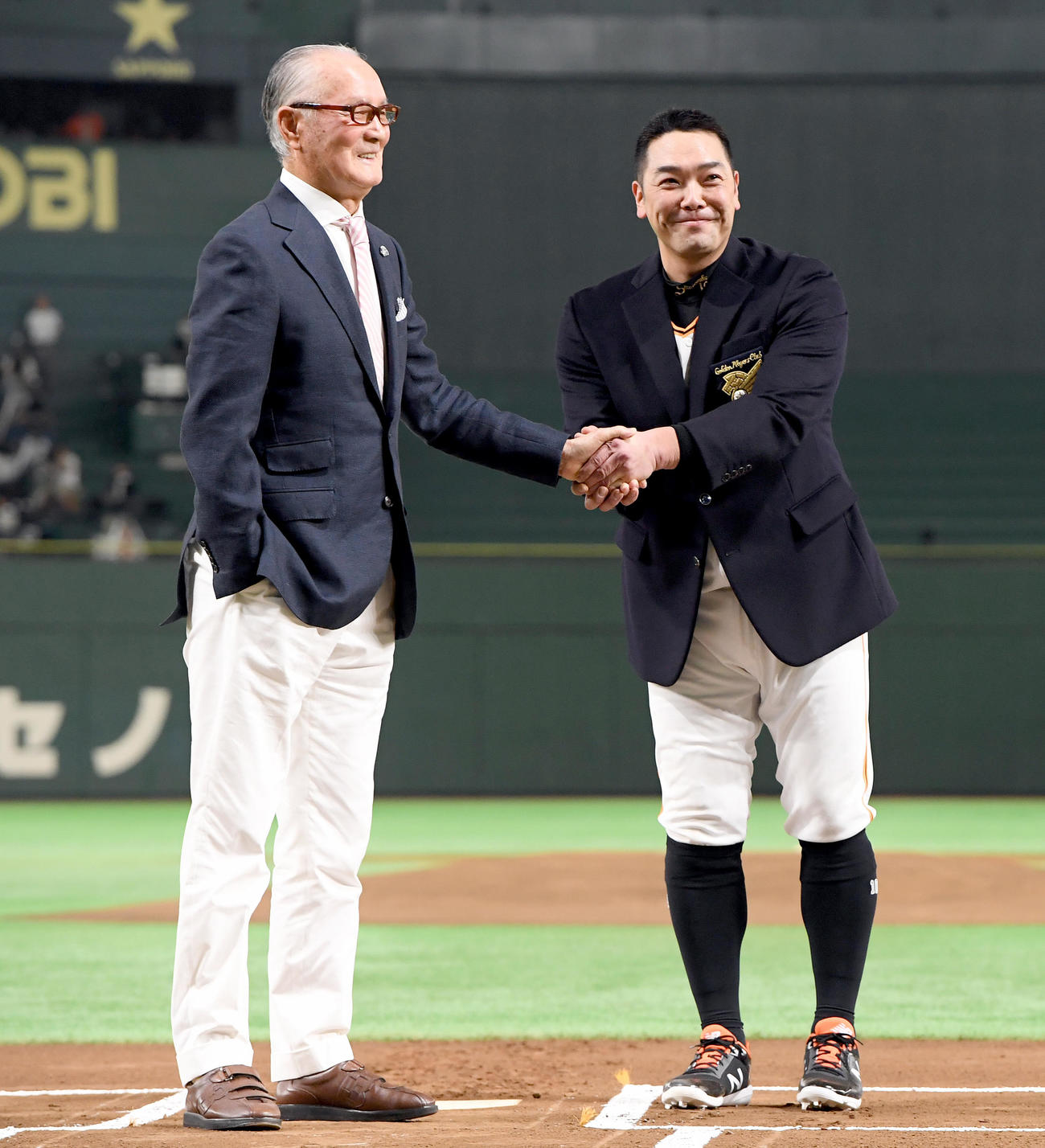 2017年8月、2000本安打を達成し名球会のブレザーを長嶋茂雄終身名誉監督（左）から贈られ笑顔を見せる巨人阿部慎之助