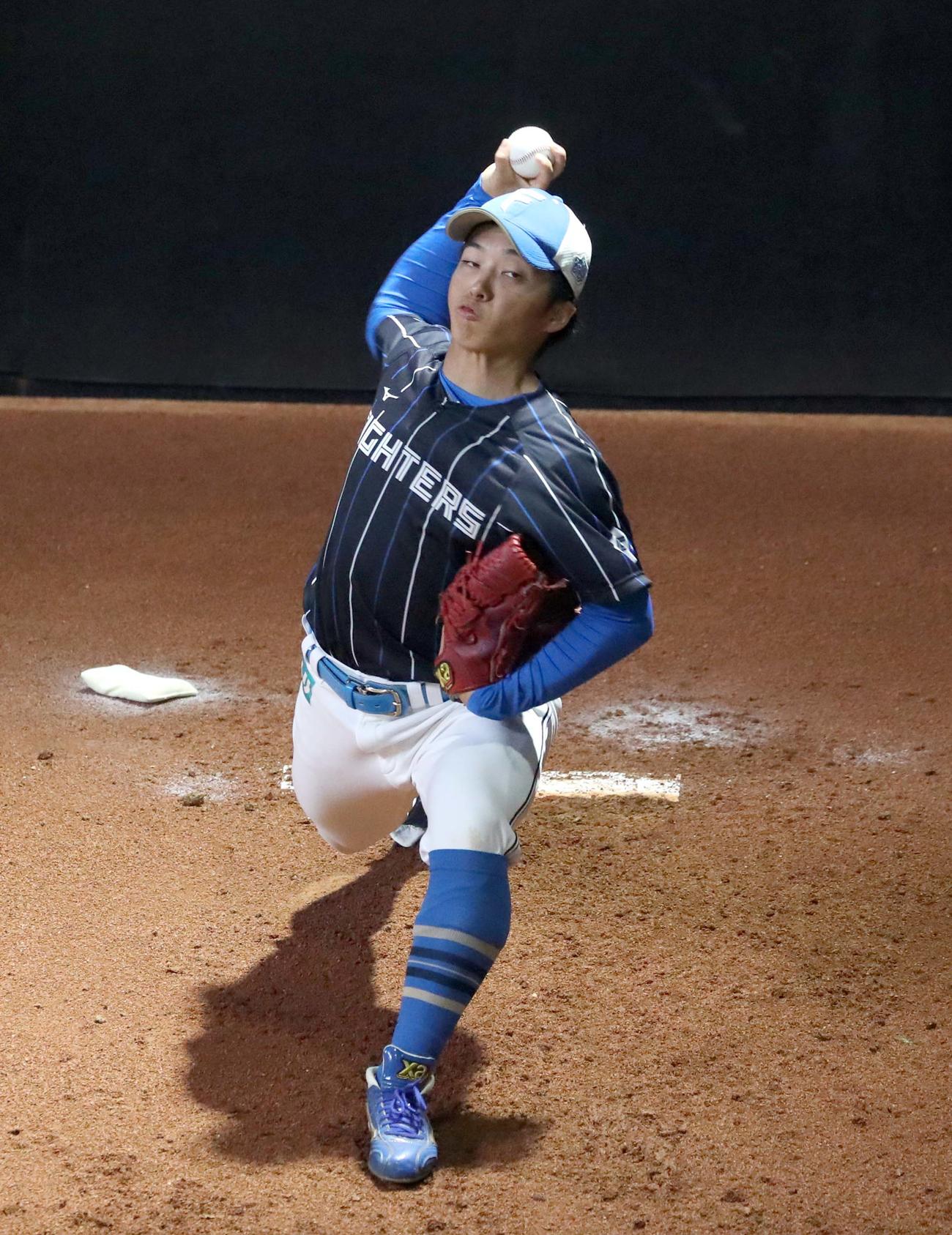 ブルペンで投球する山本拓（撮影・黒川智章）