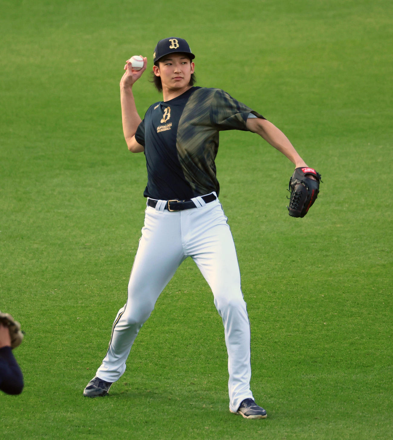 阪神対オリックス　キャッチボールする山崎颯（撮影・加藤哉）