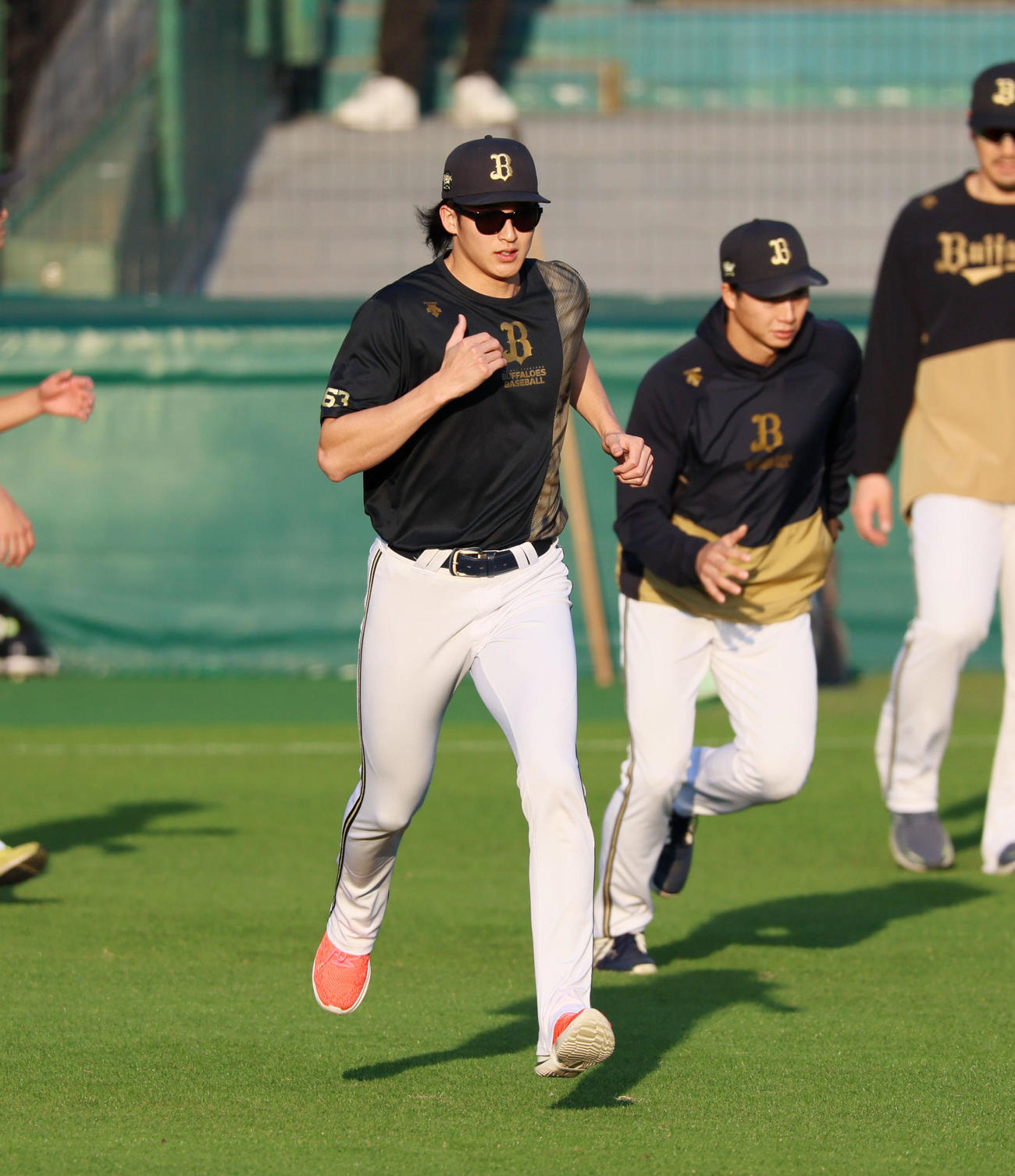 阪神対オリックス　ウオーミングアップする山崎颯（撮影・加藤哉）
