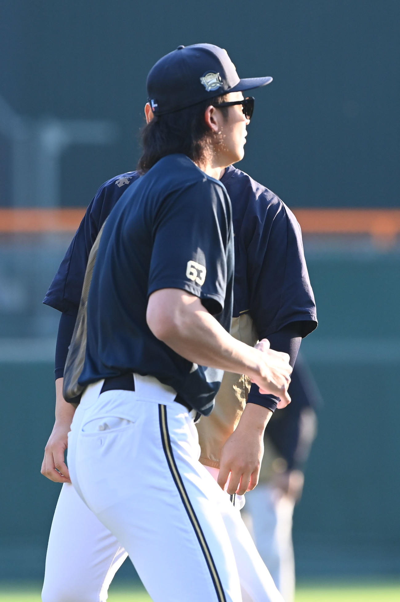 阪神対オリックス　ボクシングのようなステップを踏んでいた山崎颯一郎に襲いかかる宇田川優希（これ以上以下でもありませんが…）（撮影・和賀正仁）