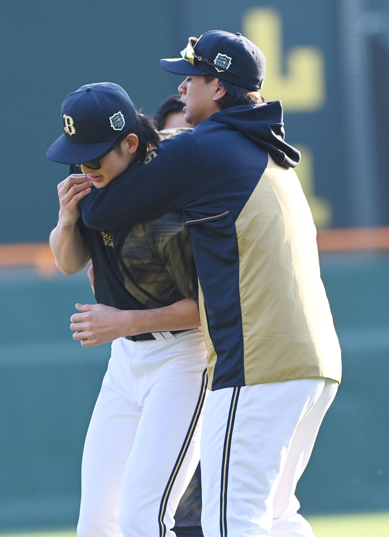 阪神対オリックス　ボクシングのようなステップを踏んでいた山崎颯一郎に襲いかかる宇田川優希（これ以上以下でもありませんが…）（撮影・和賀正仁）