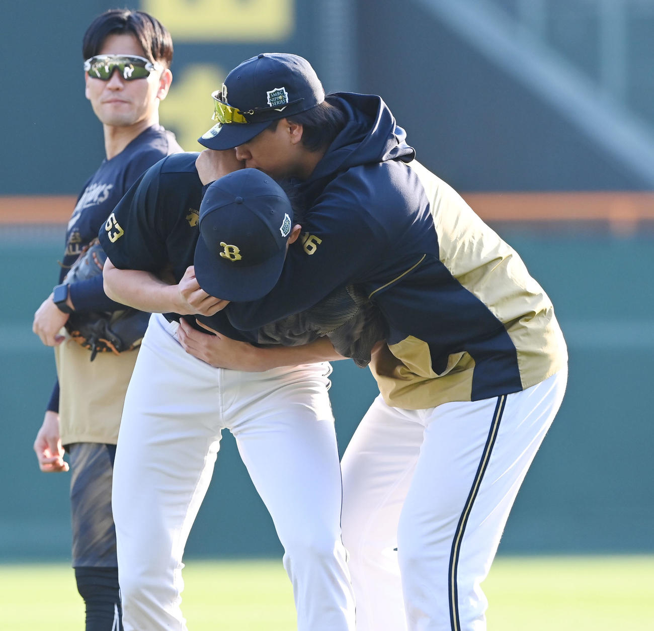 阪神対オリックス　ボクシングのようなステップを踏んでいた山崎颯一郎に襲いかかる宇田川優希（これ以上以下でもありませんが…）（撮影・和賀正仁）