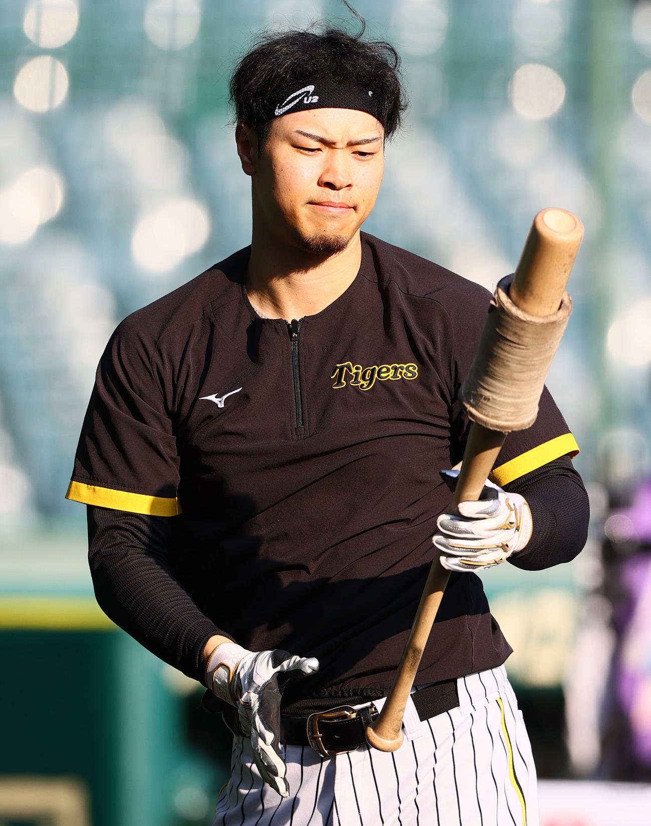 阪神対オリックス　試合前の練習に励む阪神佐藤輝（撮影・上山淳一）