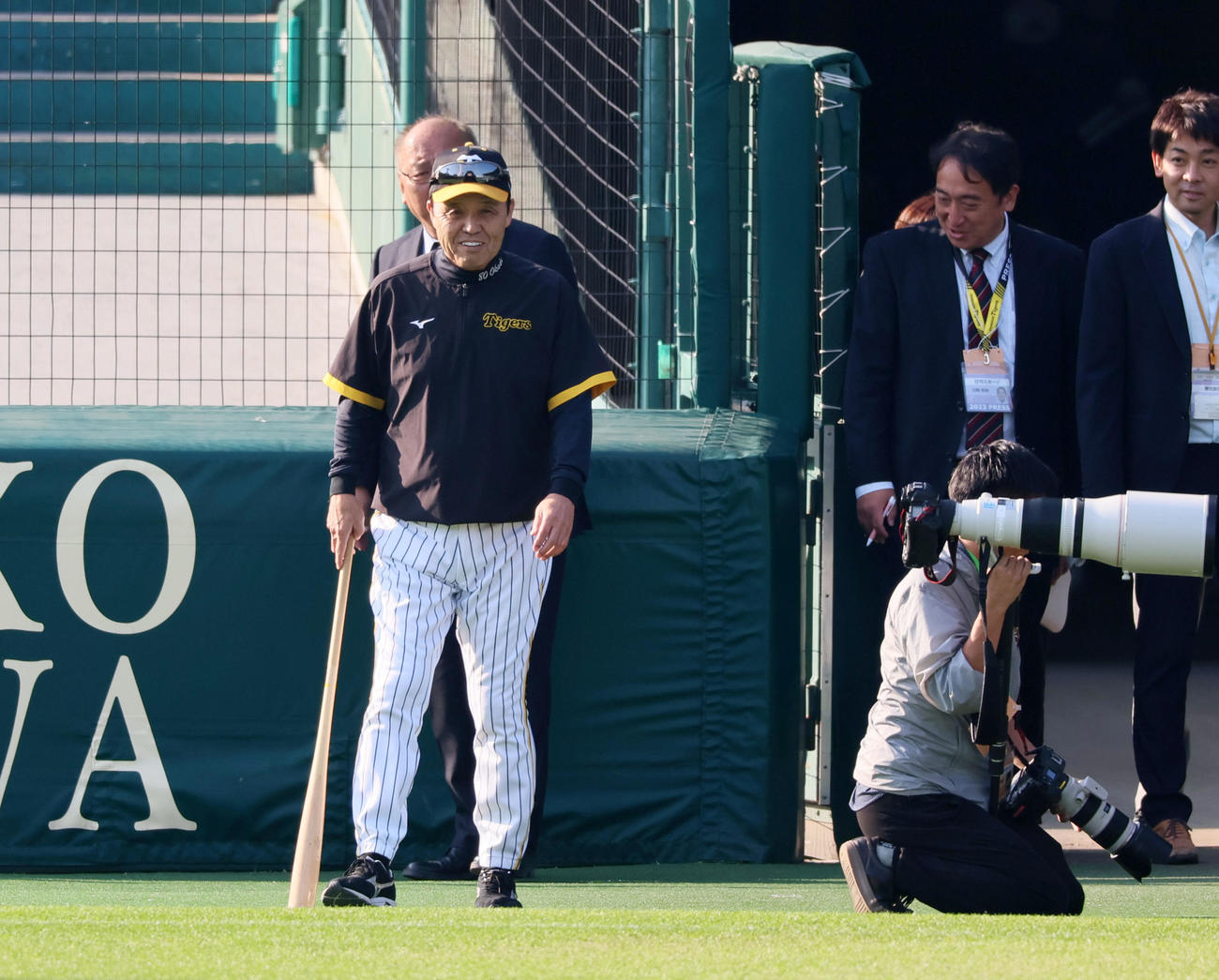 阪神対オリックス　グラウンドへ入る岡田監督（撮影・加藤哉）
