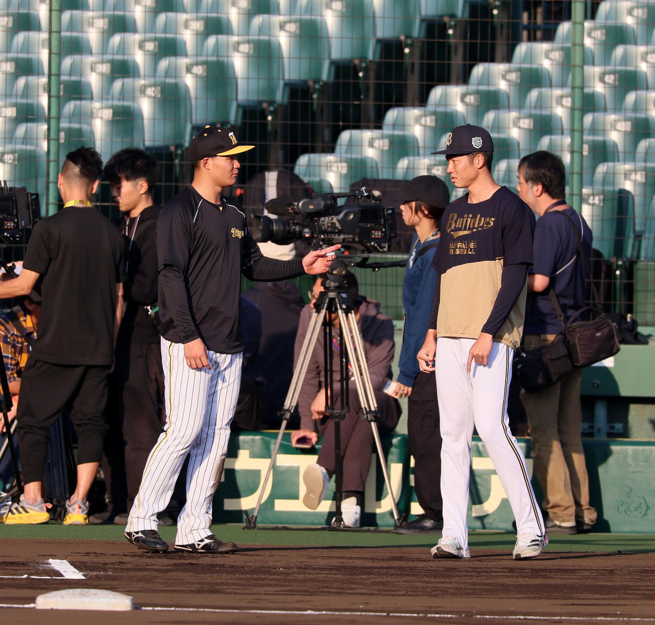 阪神対オリックス　森下（左）はオリックス曽谷と言葉をかわす（撮影・加藤哉）