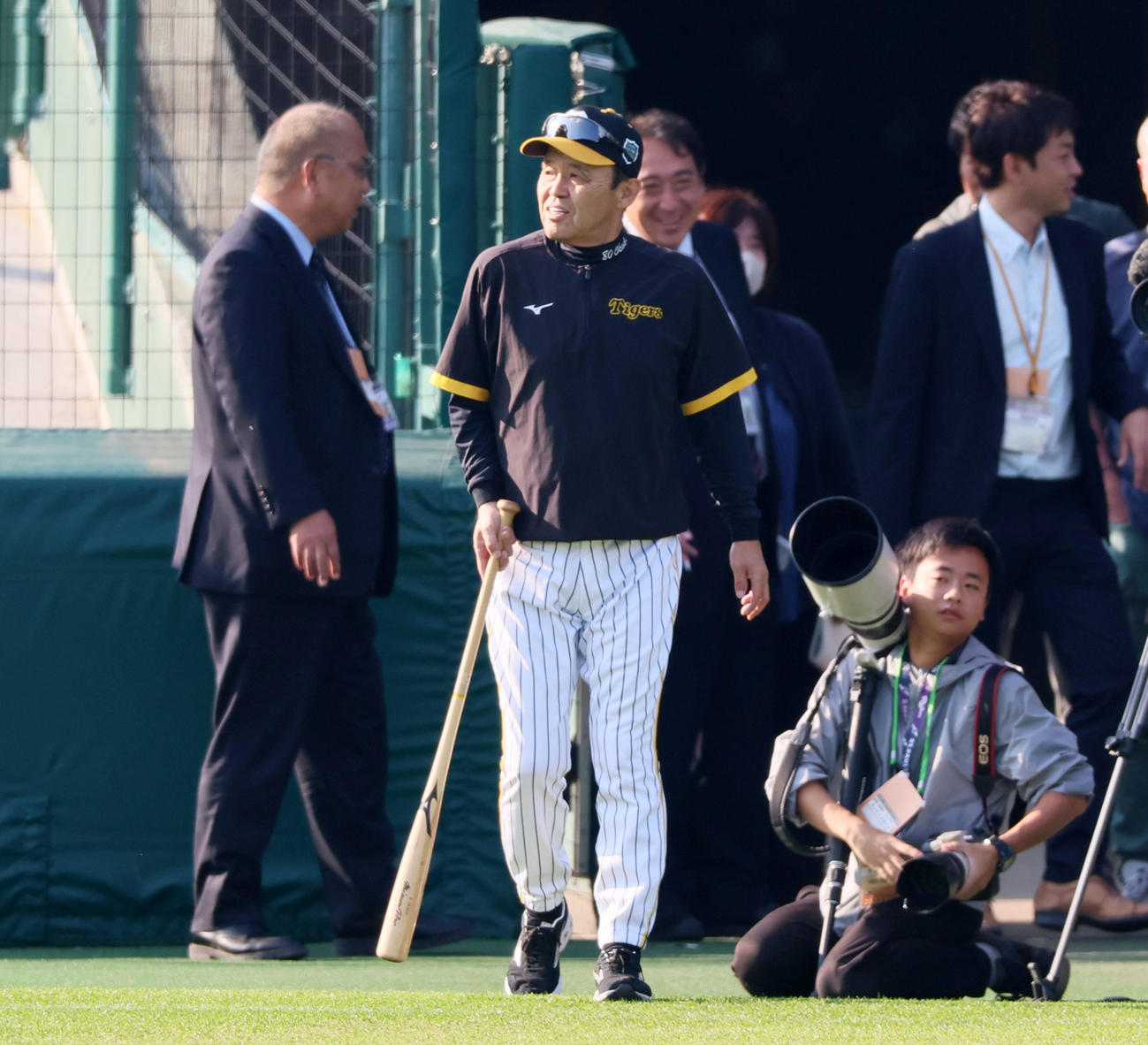 阪神対オリックス　グラウンドへ入る岡田監督（撮影・加藤哉）