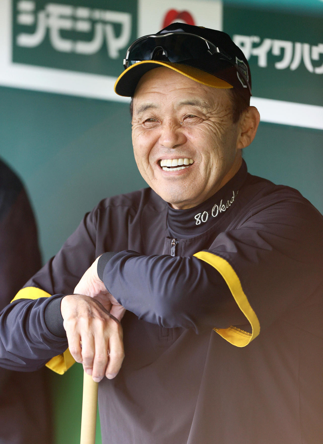 阪神対オリックス　試合前、阪神岡田監督はベンチで笑顔を見せる（撮影・上山淳一）