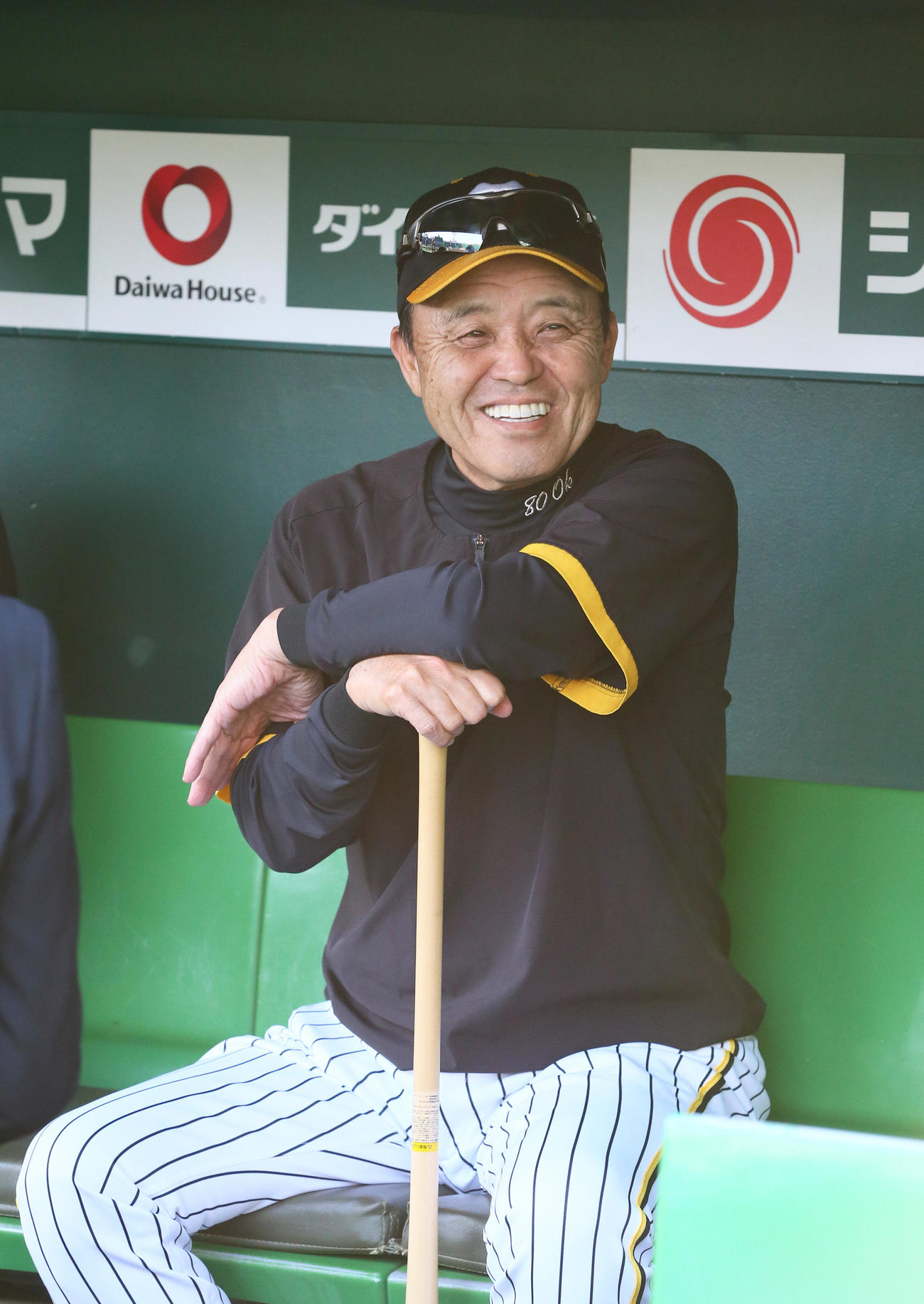 阪神対オリックス　試合前、阪神岡田監督はベンチで笑顔を見せる（撮影・上山淳一）