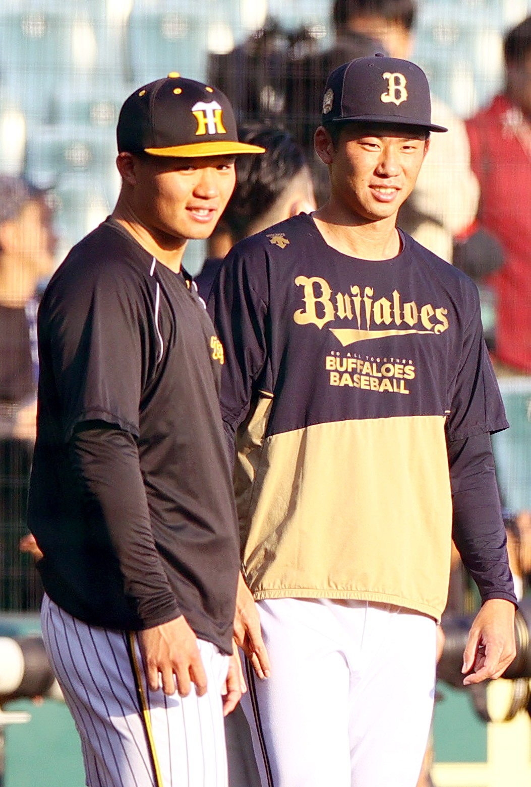阪神対オリックス　試合前、阪神森下（左）はオリックス曽谷と話す（撮影・上山淳一）