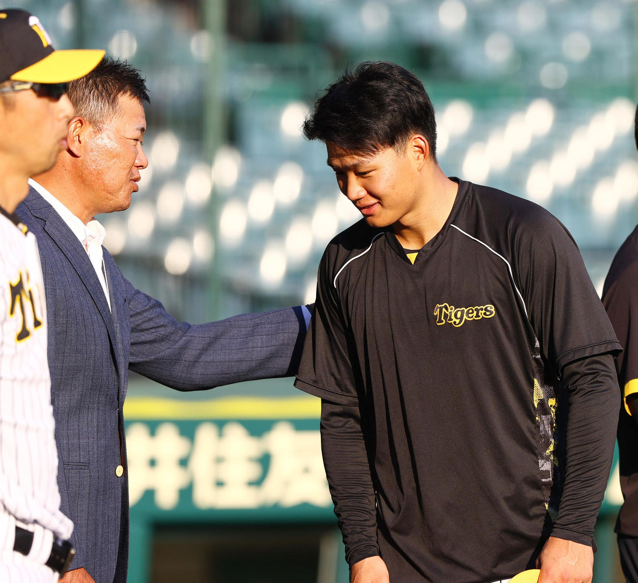 阪神対オリックス　試合前、阪神森下（右）は福留氏にあいさつする。左端は阪神今岡打撃コーチ（撮影・上山淳一）