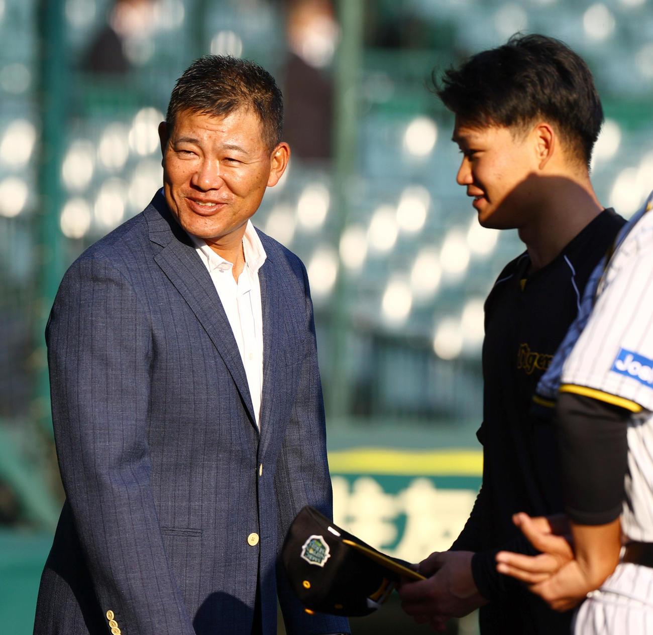 阪神対オリックス　試合前、阪神森下（右）は福留氏にあいさつする（撮影・上山淳一）