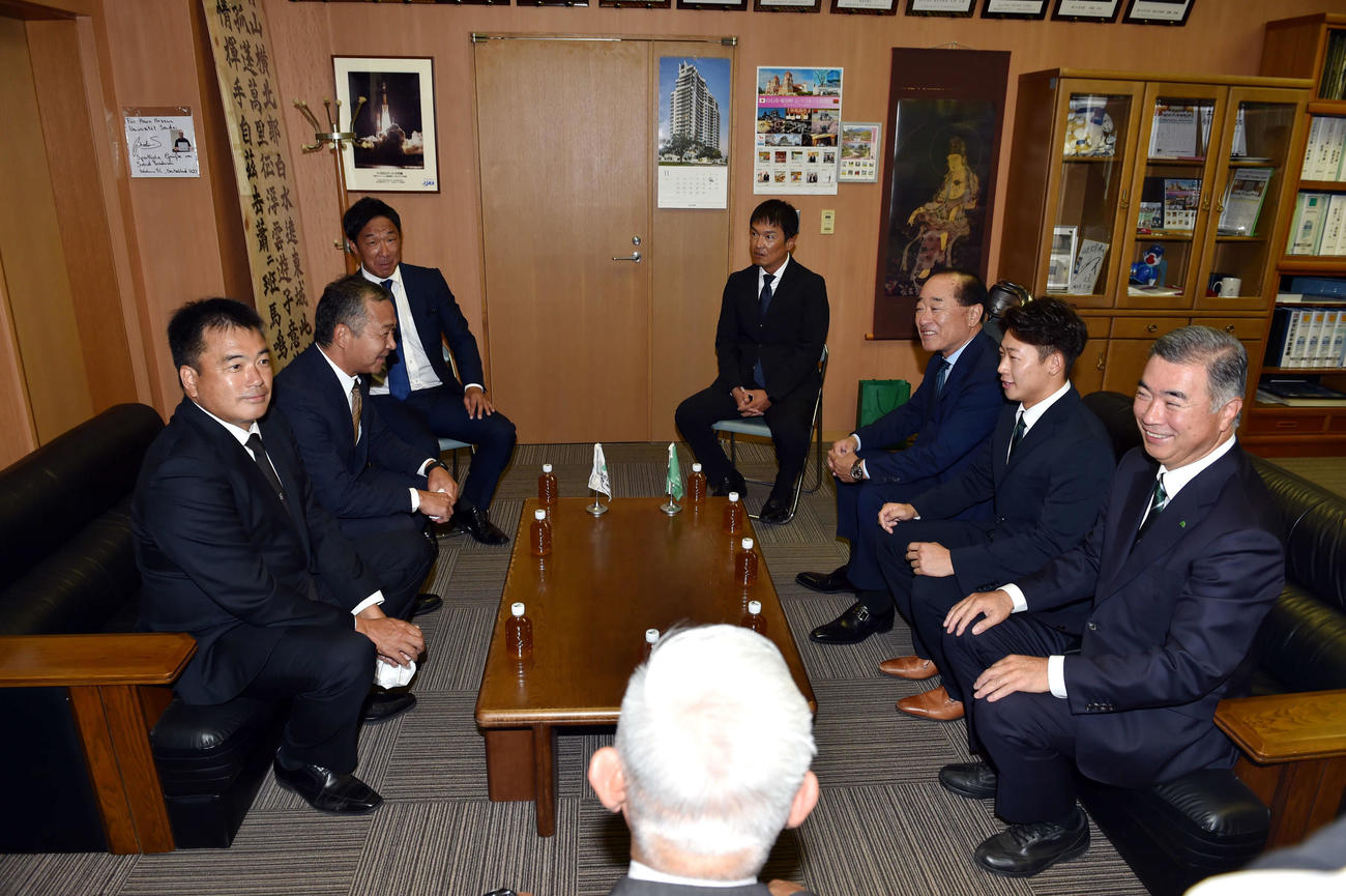 中日松永スカウト部長（左手前）らから指名あいさつを受ける仙台大・辻本（右手前から2人目）（撮影・相沢孔志）
