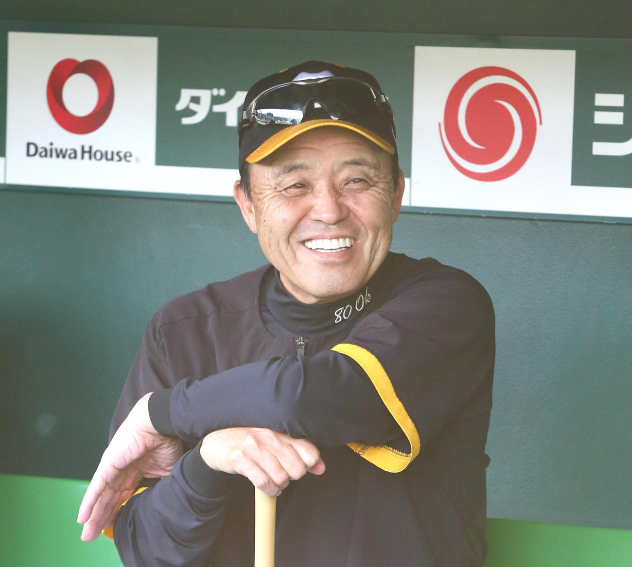 ベンチで笑顔を見せる阪神岡田監督（撮影・上山淳一）