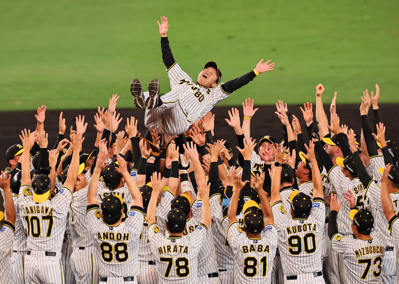9月14日、リーグ優勝を決めナインに胴上げされる岡田彰布監督