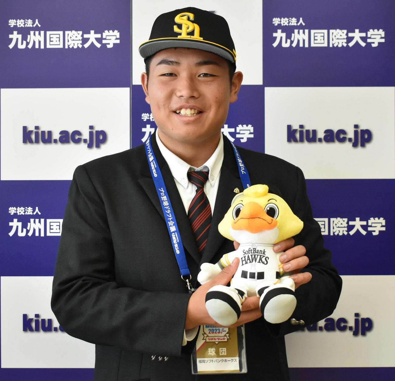 球団公式キャラクターを手に笑顔の九州国際大付・佐倉（撮影・只松憲）