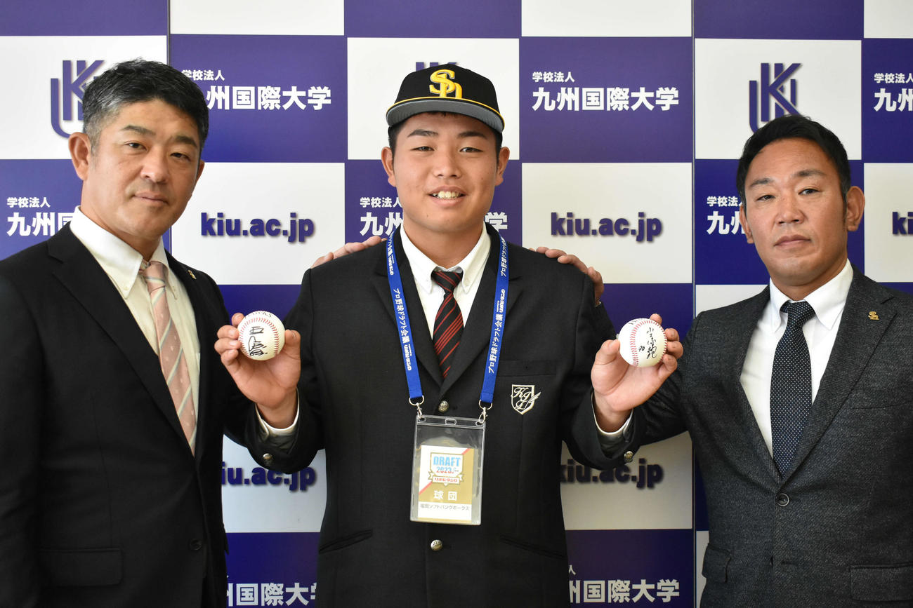 笑顔を見せる九州国際大付・佐倉。左は福山アマスカウトチーフ、右は担当の加藤スカウト（撮影・只松憲）
