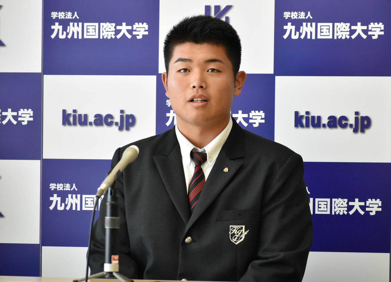 指名あいさつを終え、プロでの活躍を誓った九州国際大付・佐倉（撮影・只松憲）