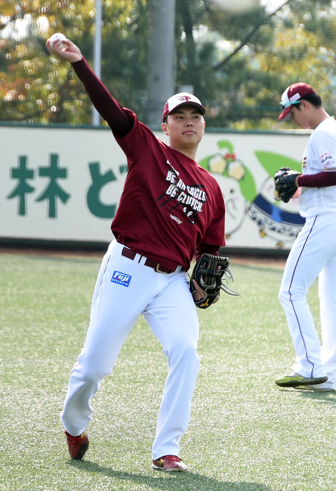 キャッチボールする楽天渡辺翔（左）（撮影・山田愛斗）