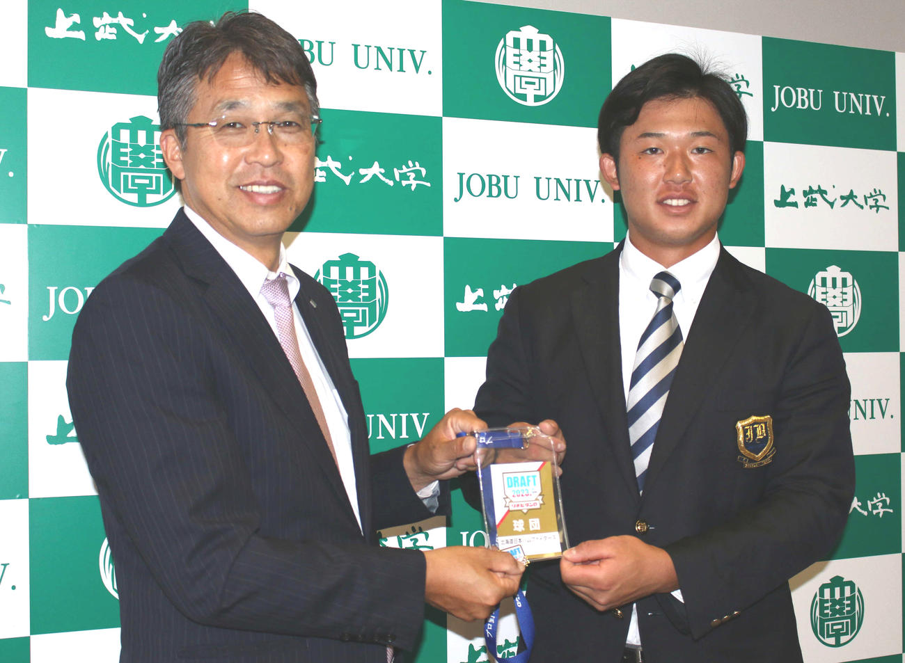 日本ハムから指名あいさつを受けたドラフト2位の上武大・進藤勇也捕手（左は大渕隆GM補佐兼スカウト部長）（撮影・木下大輔）