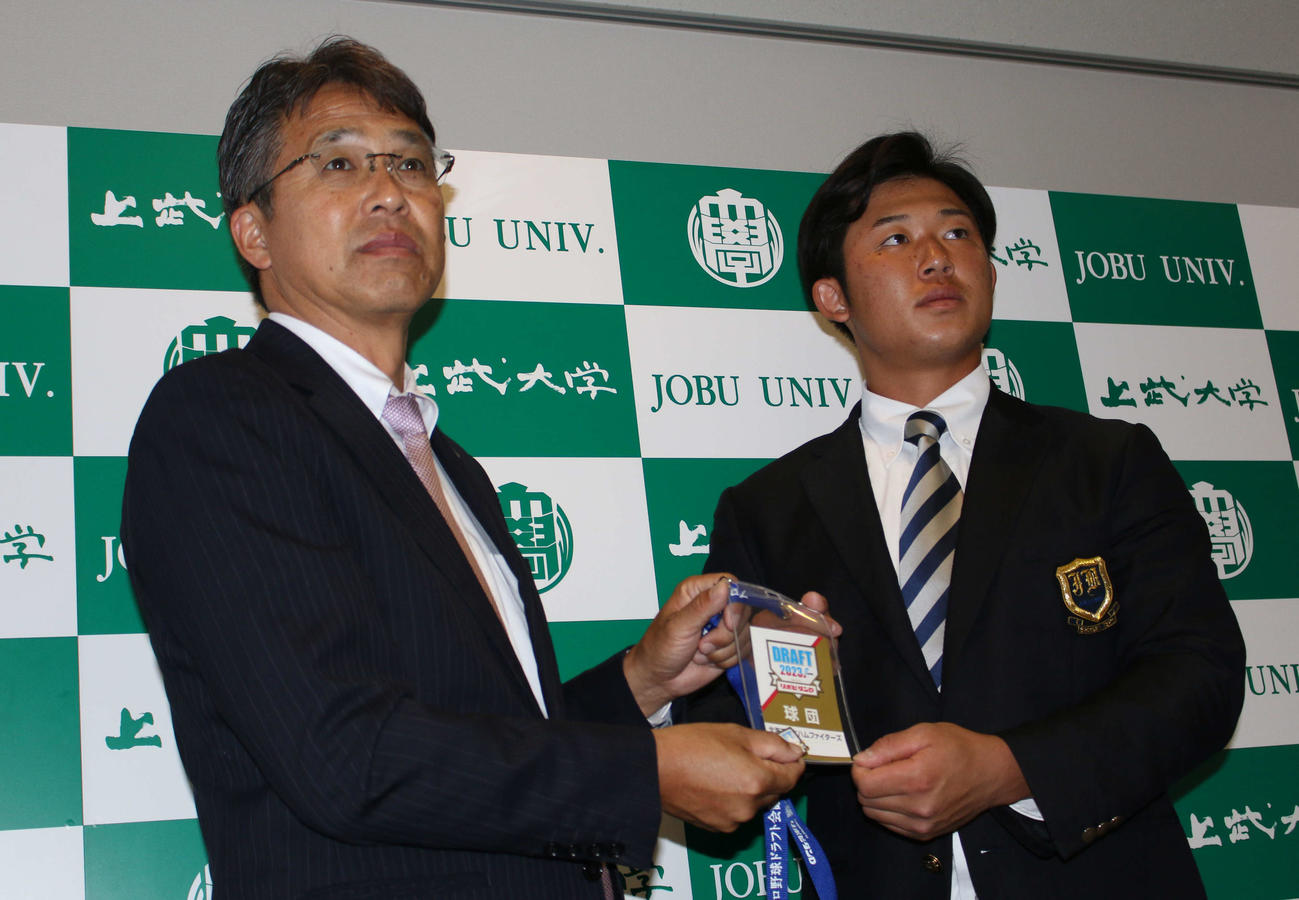 日本ハムから指名あいさつを受けたドラフト2位の上武大・進藤勇也捕手（左は大渕隆GM補佐兼スカウト部長）（撮影・木下大輔）
