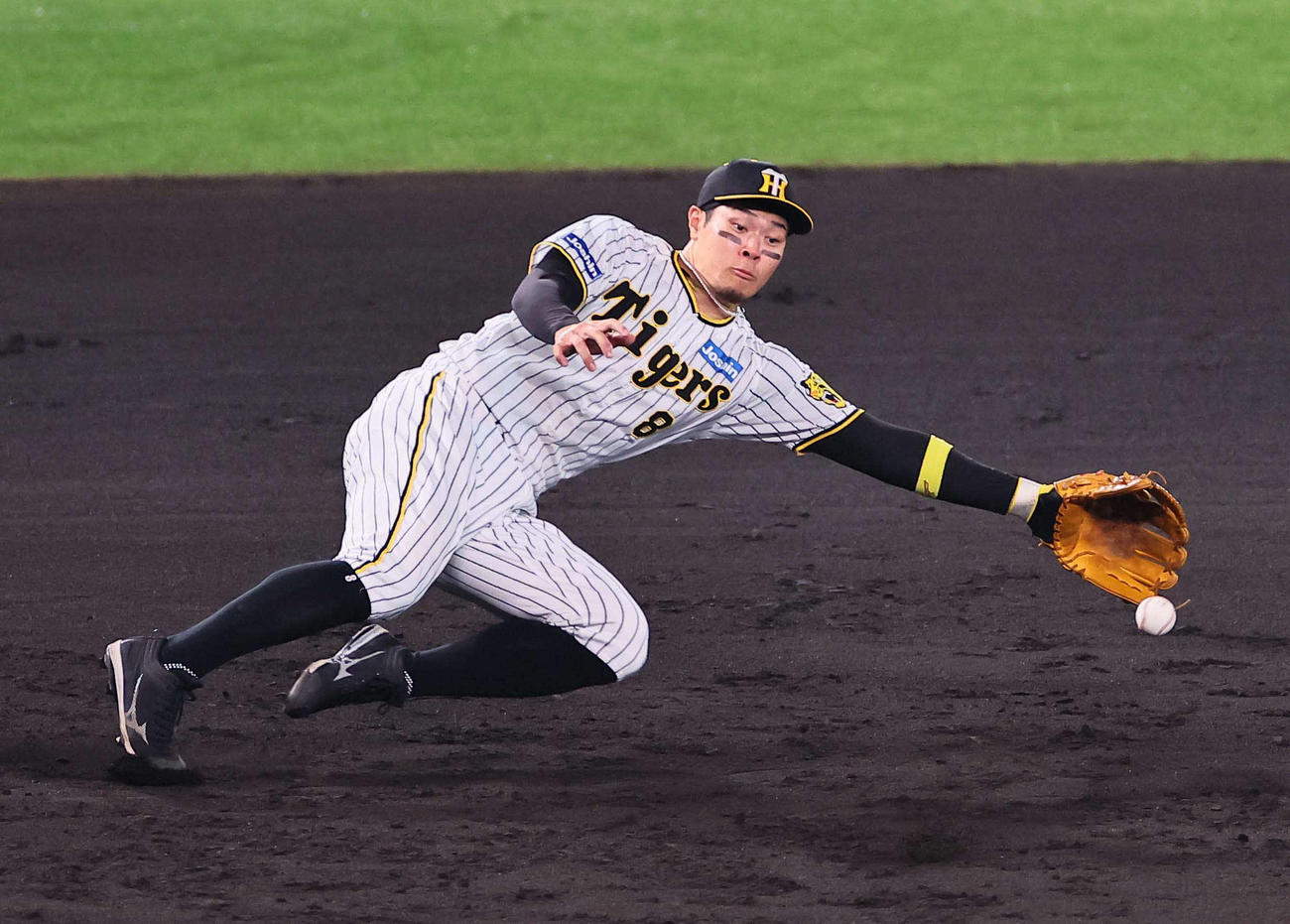 阪神対オリックス　2回表オリックス無死、佐藤輝は頓宮の打球にグラブを出すも捕れず安打となる（撮影・上田博志）