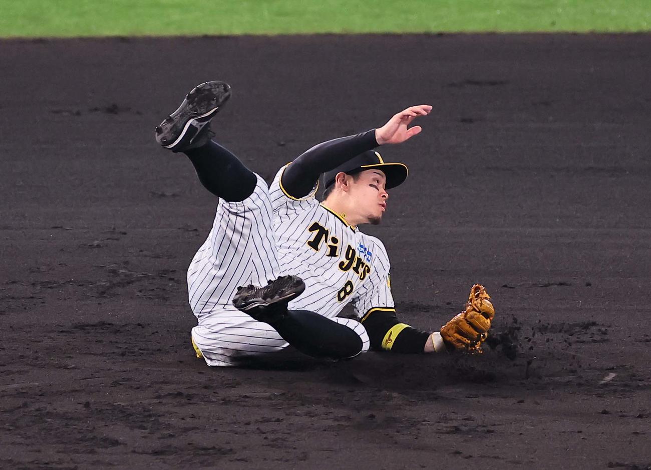 日本シリーズ第5戦　阪神対オリックス　2回表オリックス無死、佐藤輝は頓宮の打球にグラブを出すも捕れず安打を許す（撮影・上田博志）