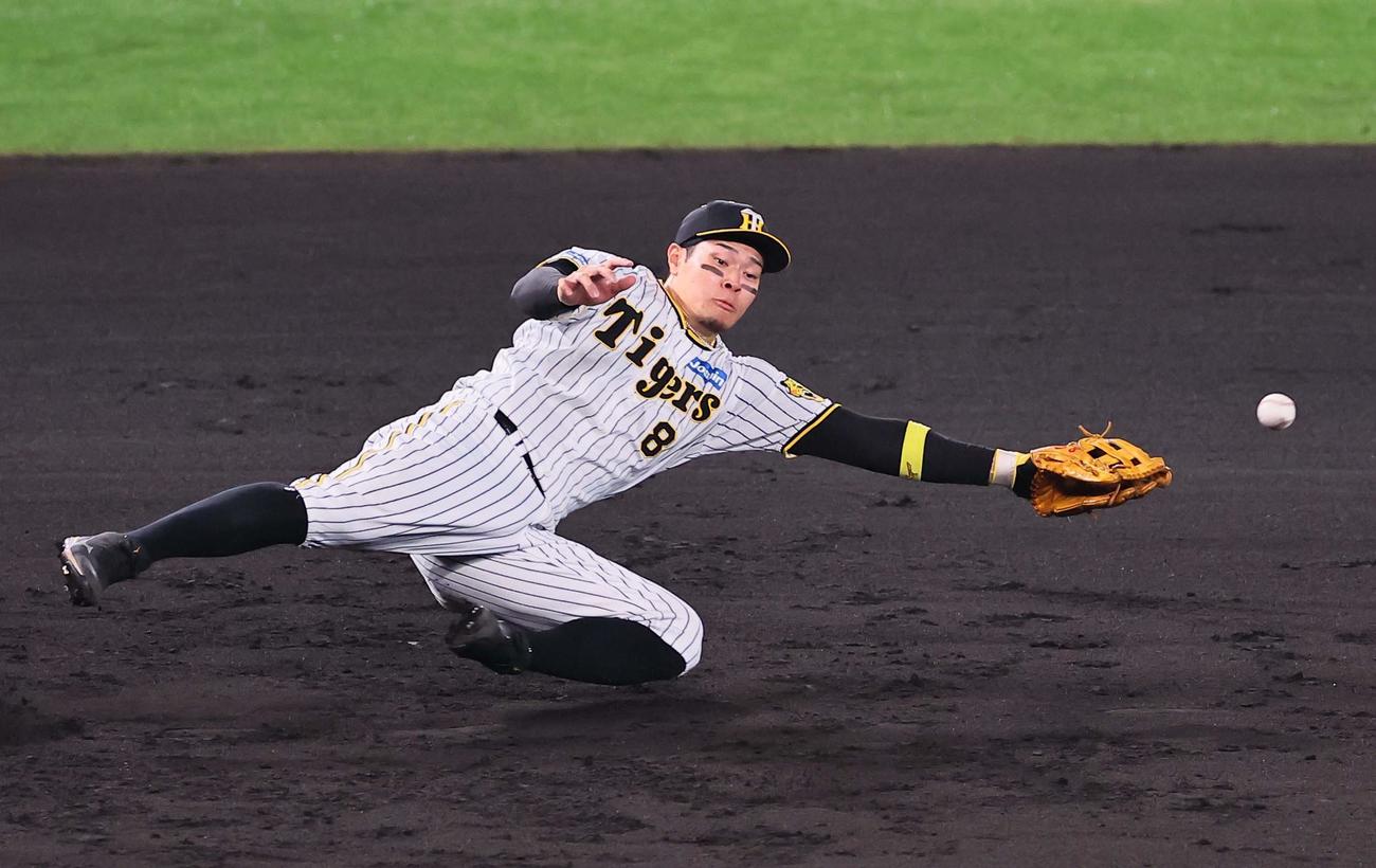 日本シリーズ第5戦　阪神対オリックス　2回表オリックス無死、佐藤輝は頓宮の打球にグラブを出すも捕れず安打を許す（撮影・上田博志）