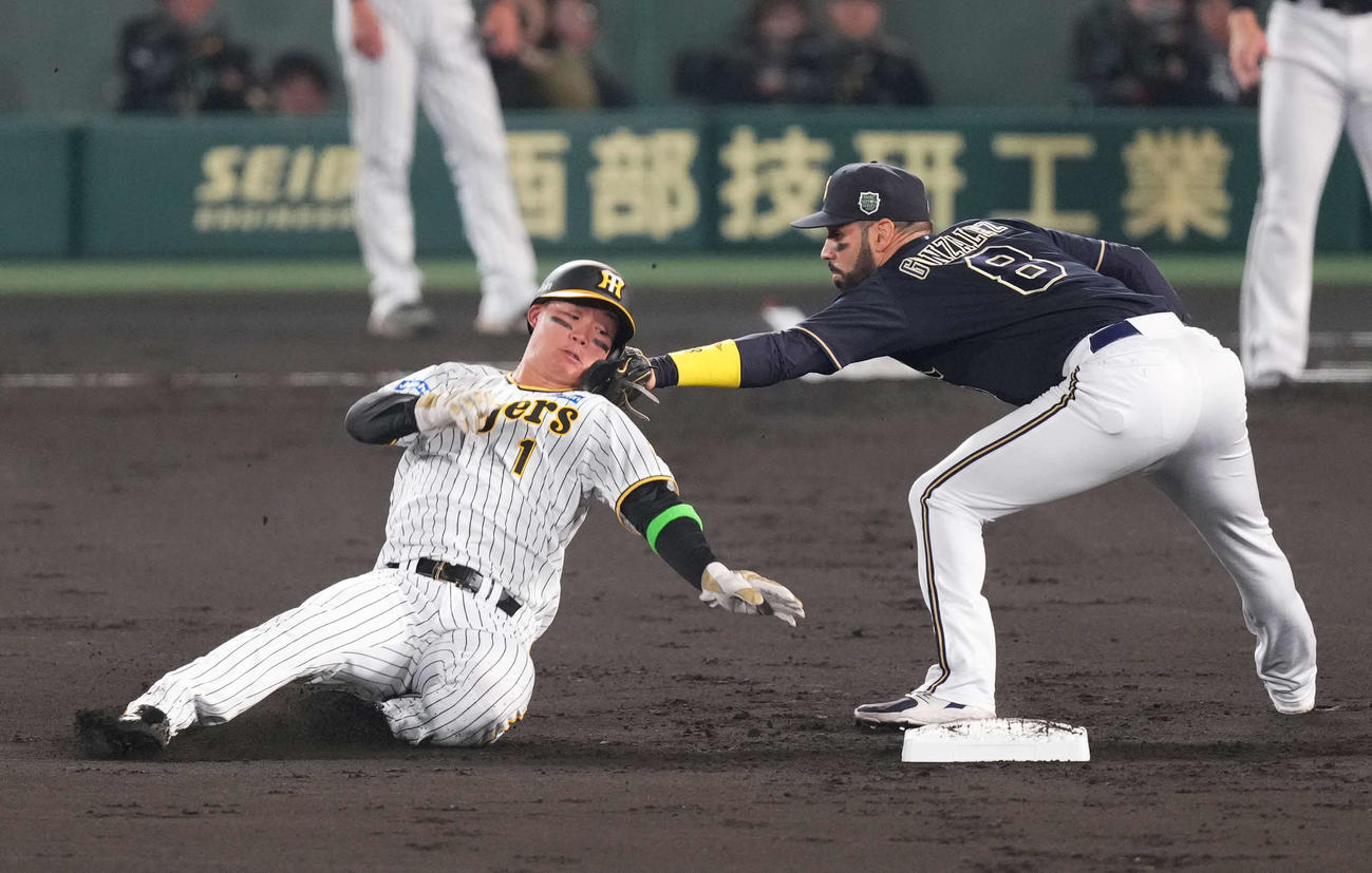 日本シリーズ第5戦　阪神対オリックス　1回裏阪神1死一、三塁、打者大山の三振で二塁盗塁を狙うもアウトとなる一塁走者森下（撮影・菅敏）