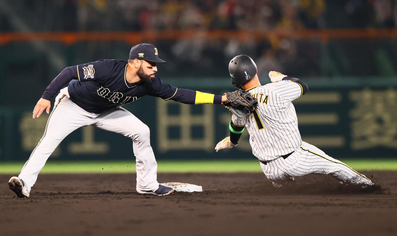阪神対オリックス　1回裏阪神1死一、三塁、大山は三振に倒れ、一走森下（右）も二盗を狙うがタッチアウトで併殺となる。左は二塁手ゴンザレス（撮影・上山淳一）