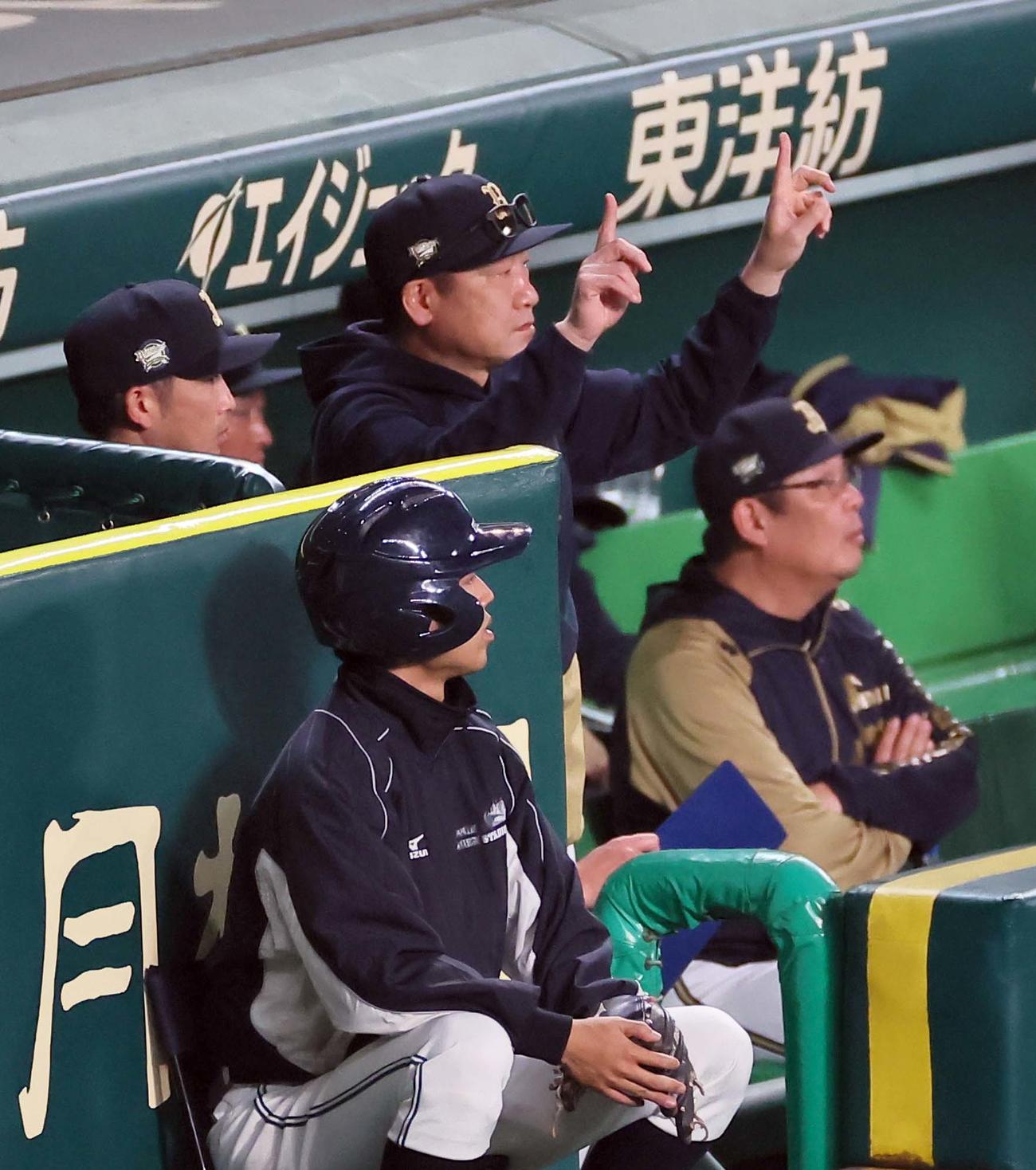 日本シリーズ第5戦　阪神対オリックス　1回裏阪神1死一、三塁、森下二盗セーフの判定にリクエストを要求する中嶋監督（撮影・上田博志）