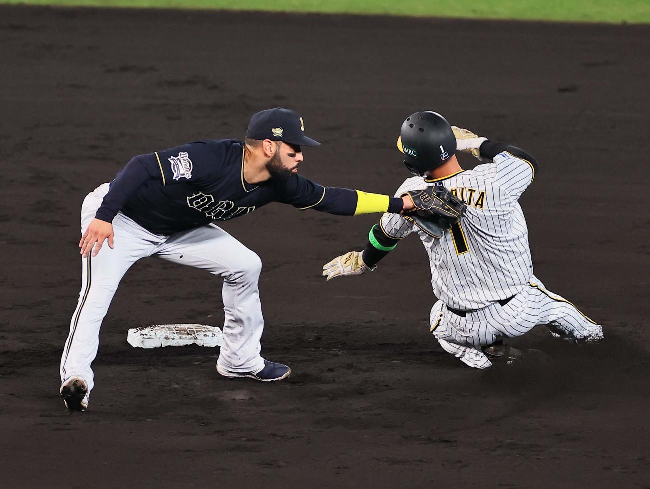 日本シリーズ第5戦　阪神対オリックス　1回裏阪神1死一、三塁、森下は二盗に失敗する。二塁手はゴンザレス（撮影・上田博志）