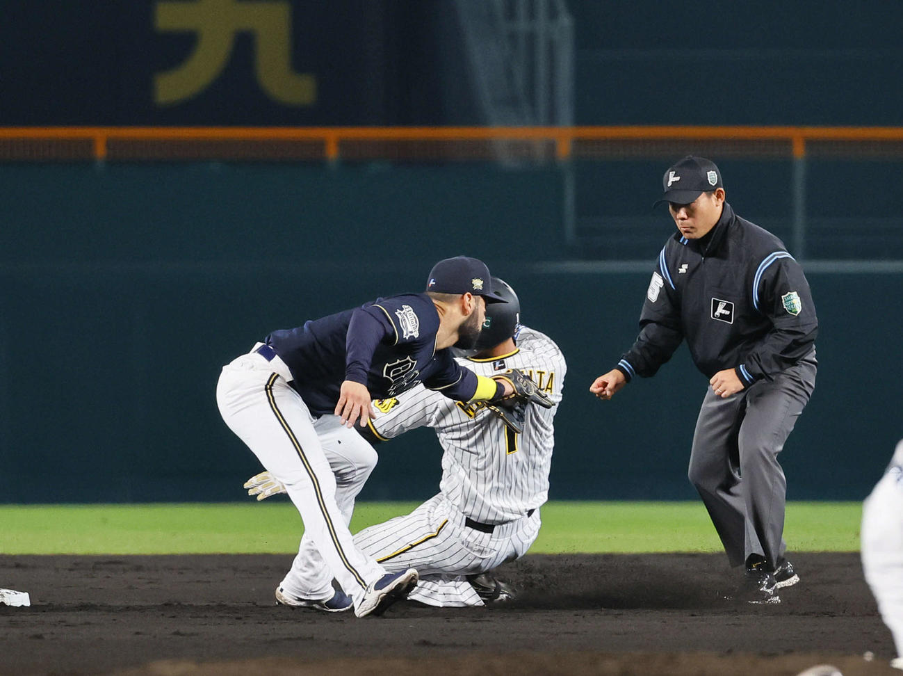 阪神対オリックス　1回裏阪神1死一、三塁、打者大山三振で一走森下が二盗を狙うもタッチアウトになる。野手ゴンザレス（撮影・藤尾明華）
